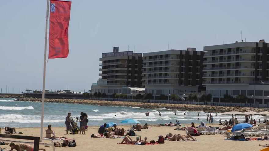 El Postiguet iza la bandera roja por viento y probable presencia de medusas