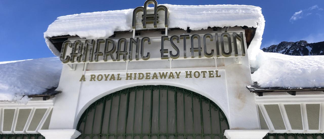 La nieve caída en los últimos días rodea los accesos a la Estación Internacional de Canfranc, convertida en hotel de lujo.