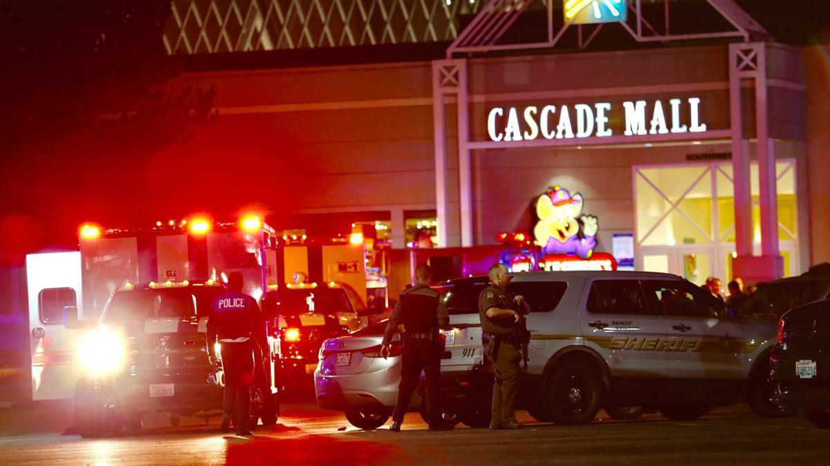 Policías ante el centro comercial Cascade Mall de Burlington (EEUU), donde se ha producido el tiroteo.