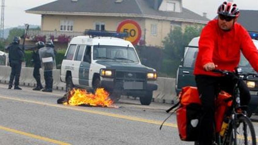 Miembros del GRS de la Guardia Civil despejan la A6 y la N-VI, cortadas por los mineros en la localidad de Villamartín del Sil (León)