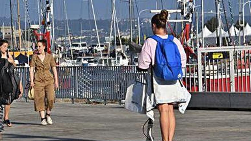 Una mujer circula, ayer, en patinete eléctrico por la Marina.