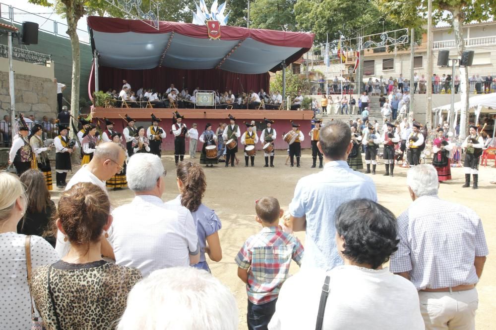 La procesión estuvo ambientada por la Unión Musical de Valladares y la Banda de Gaitas Xarabal, entre otros.