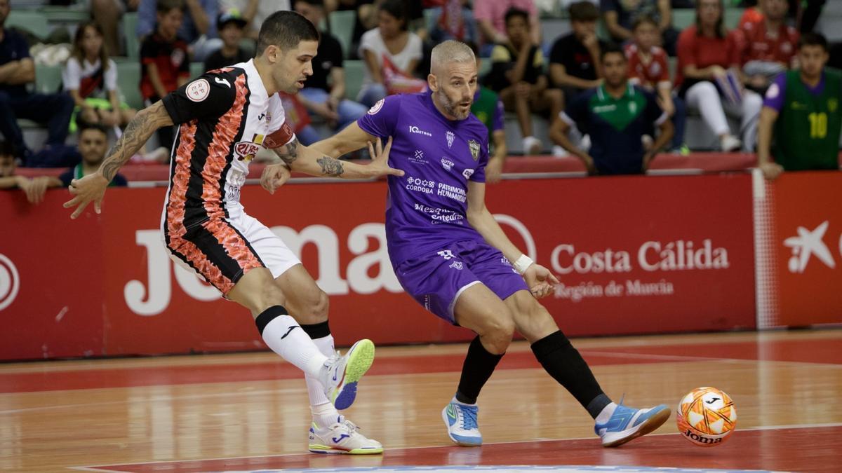 Miguelín, en una acción del partido entre ElPozo Murcia y el Córdoba Futsal.