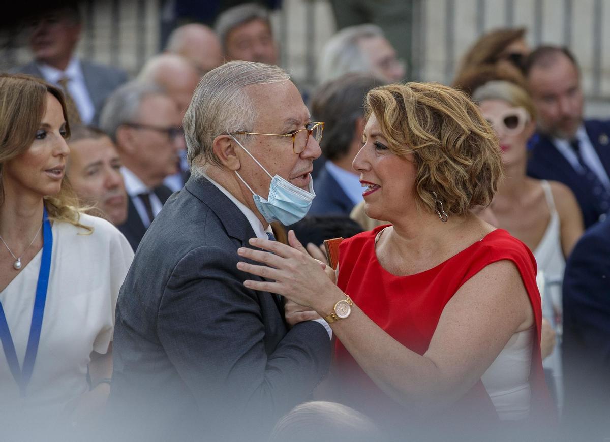 SEVILLA, 23/07/2022.- La expresidenta andaluza, Susana Díaz, y el presidente de honor del PP andaluz, Javier Arenas, se saludan antes de la jura del presidente de la Junta de Andalucía, Juanma Moreno, hoy sábado en un acto que se ha desarrollado ante la fachada del Palacio de San Telmo de Sevilla, sede de la Presidencia. EFE/Julio Muñoz