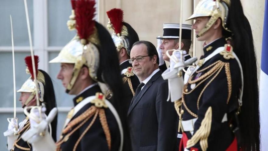 Hollande amenaza con prohibir las manifestaciones si continúa la violencia