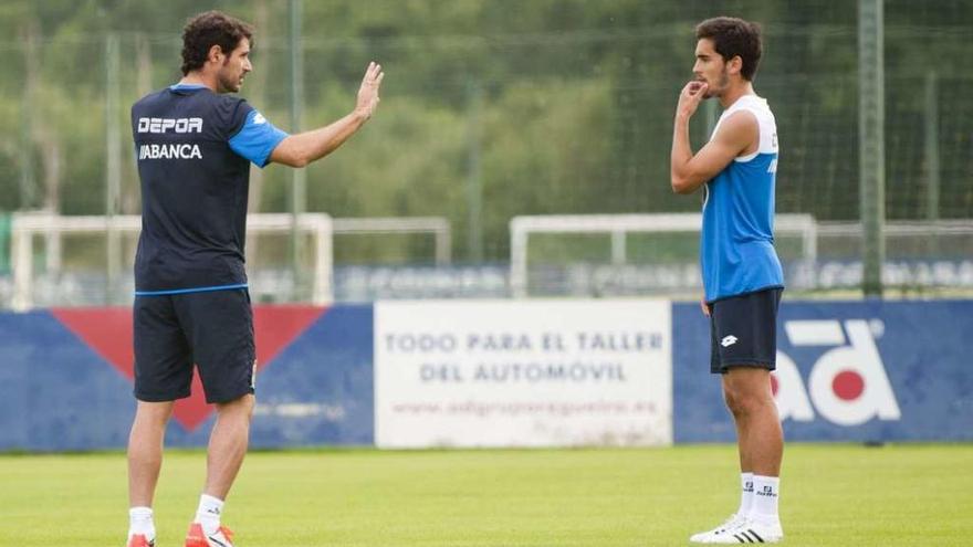 Queijeiro escucha las instrucciones de Víctor Sánchez durante un entrenamiento.