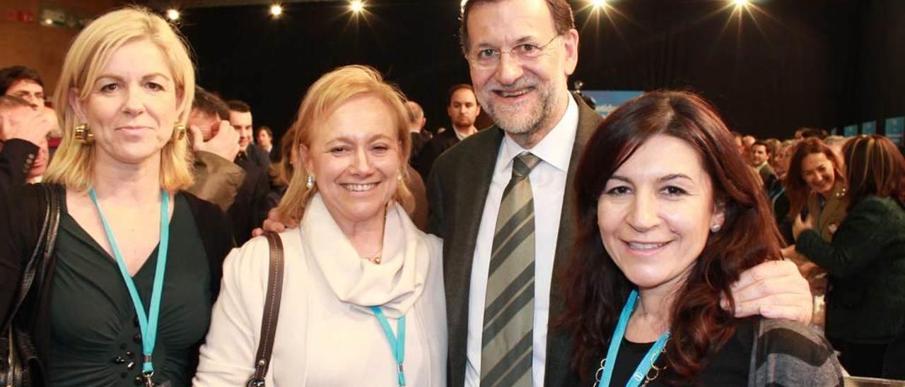 Por la izquierda, Laura Sampedro, Mercedes Fernández, Mariano Rajoy y Carmen Maniega, en una foto de archivo del anterior congreso nacional del PP, en Sevilla, en 2012.
