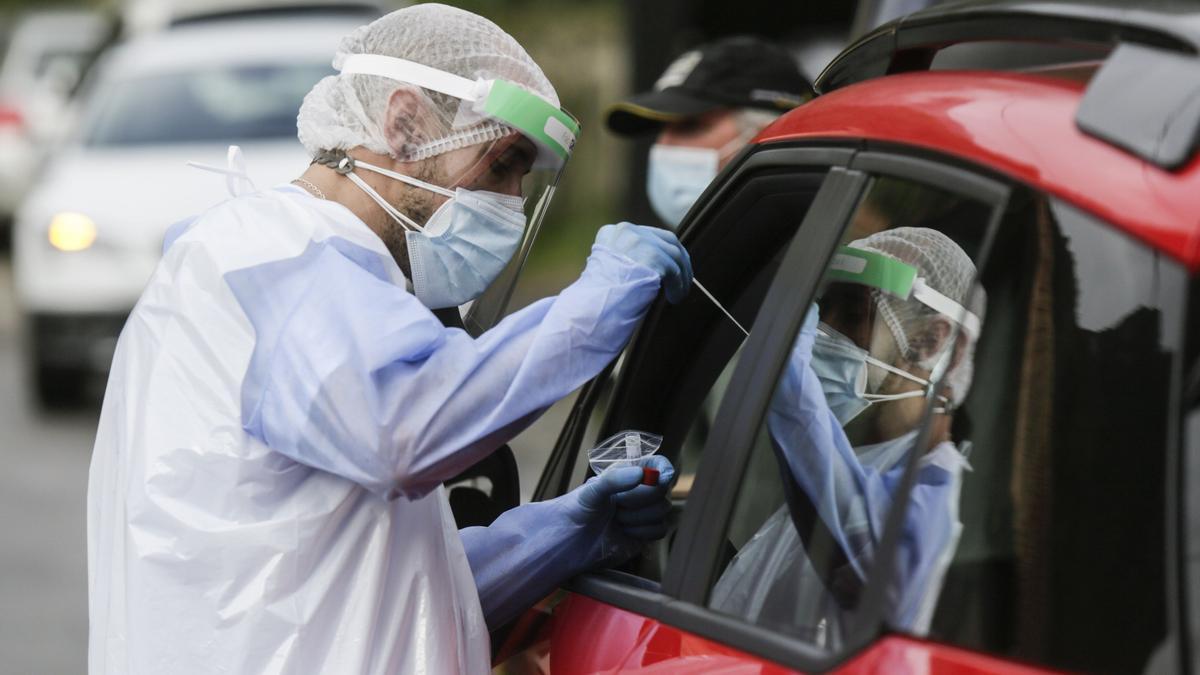 Un sanitario realiza una PCR.