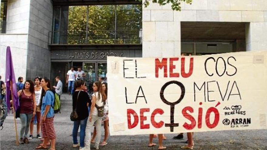 Concentració davant dels Jutjats de Girona en suport a les activistes imputades per l&#039;acció de protesta a l&#039;església de Sant Pere de Banyoles.