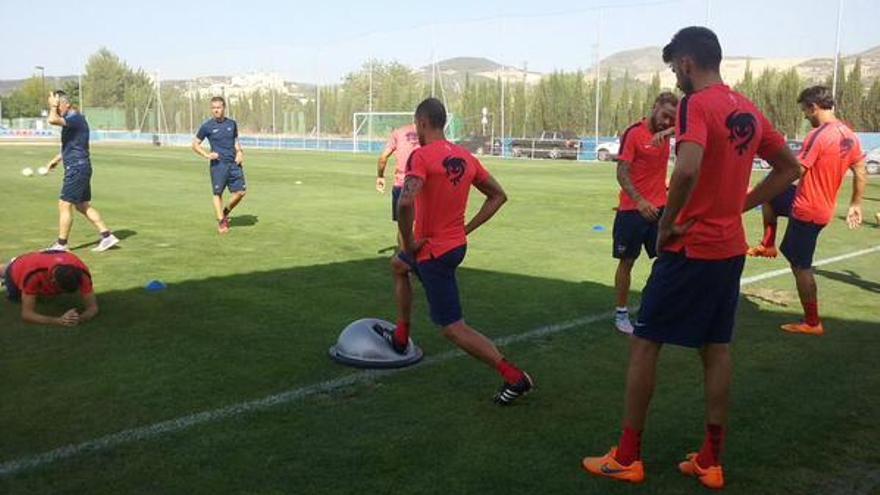 La plantilla del Levante UD entrenando en Buñol