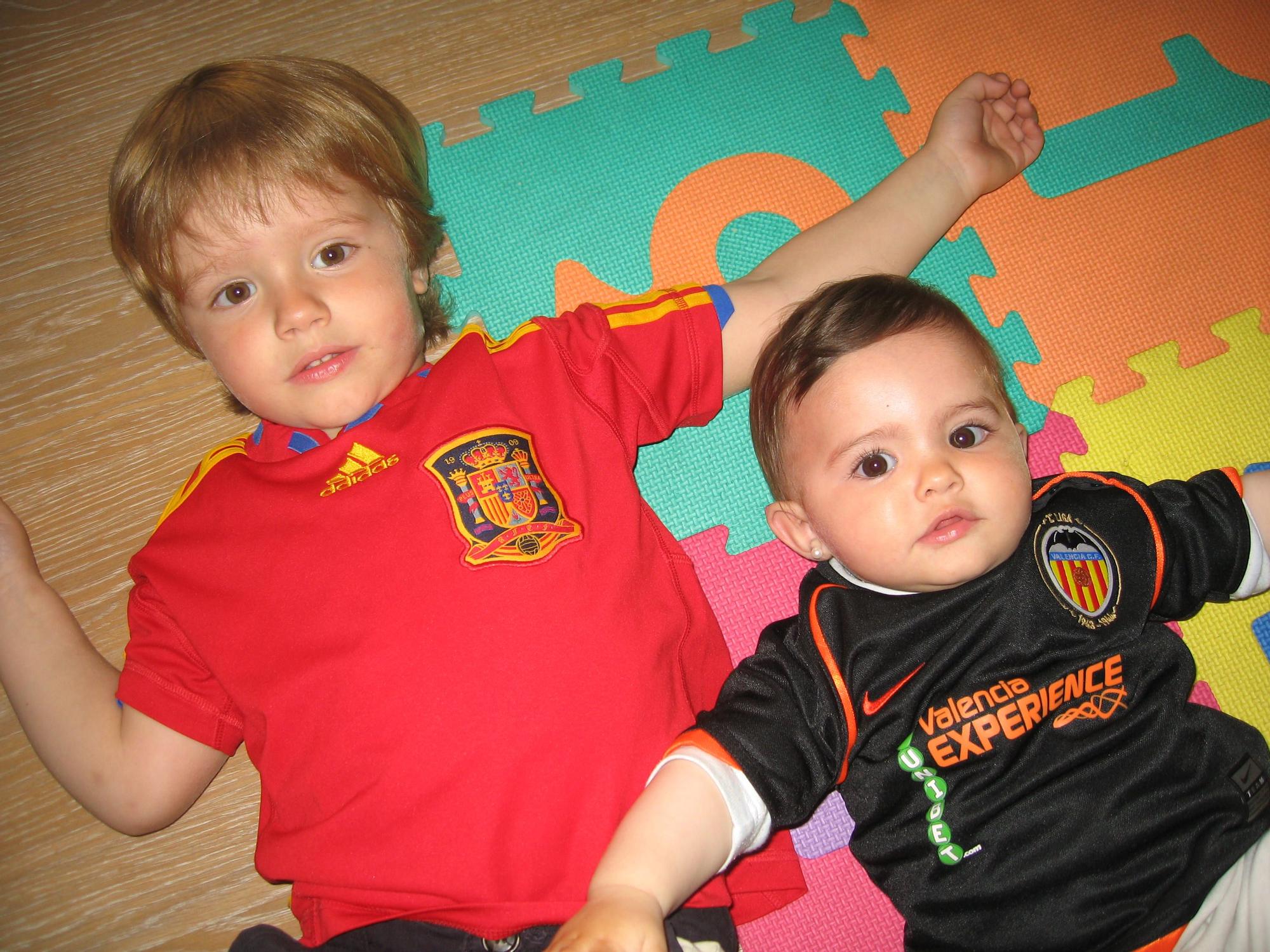 De parte paterna viene la versión futbolera. Aquí, con su hermano mayor, Miguel.