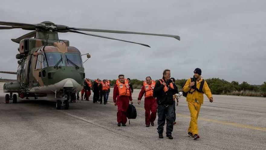 Los tripulantes, a su llegada a tierra tras la evacuación. // Força Aérea