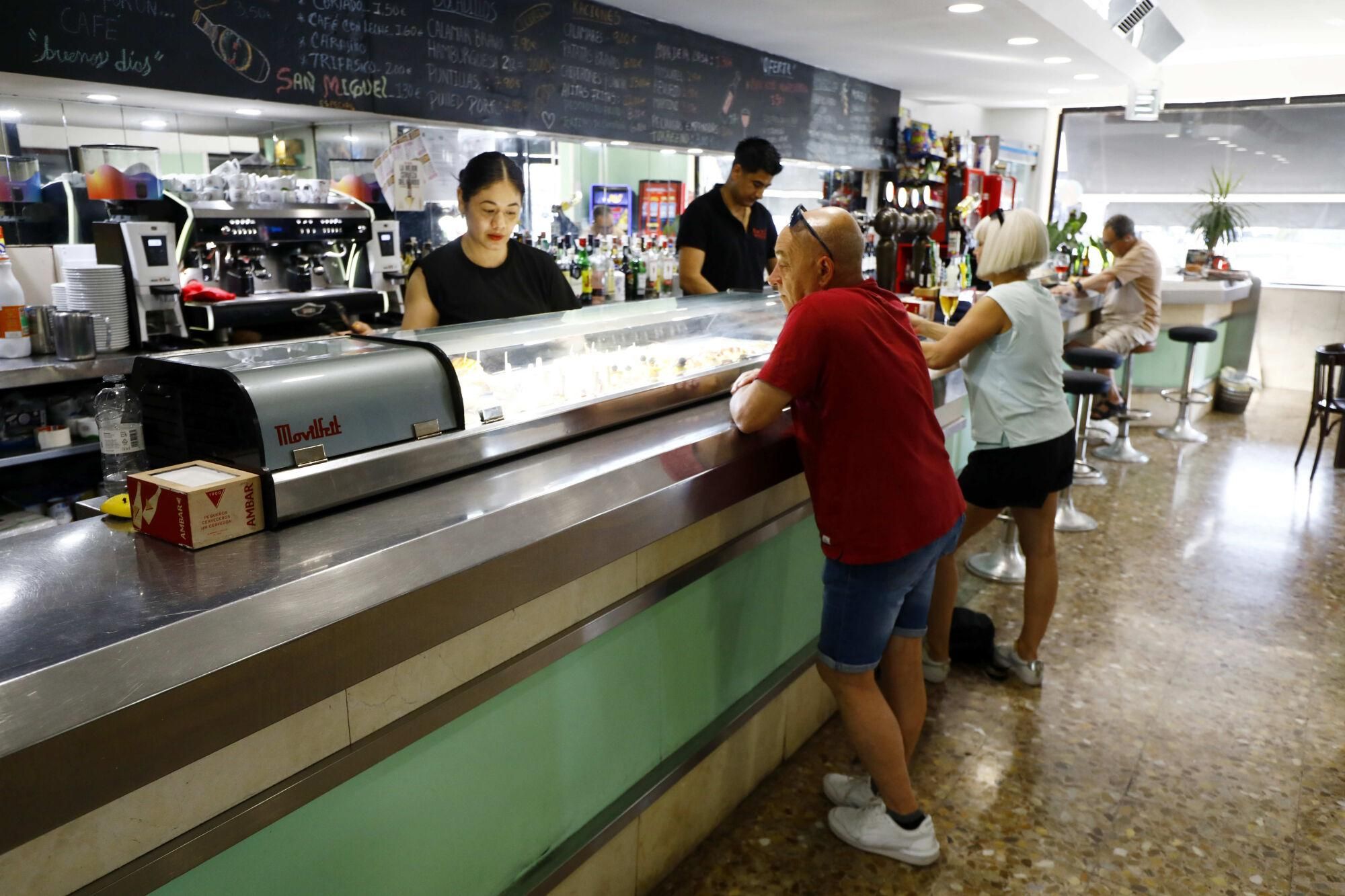 En imágenes | Bar 212, el negocio que lleva la tradición del juepincho a Las Delicias con tapas a 1€