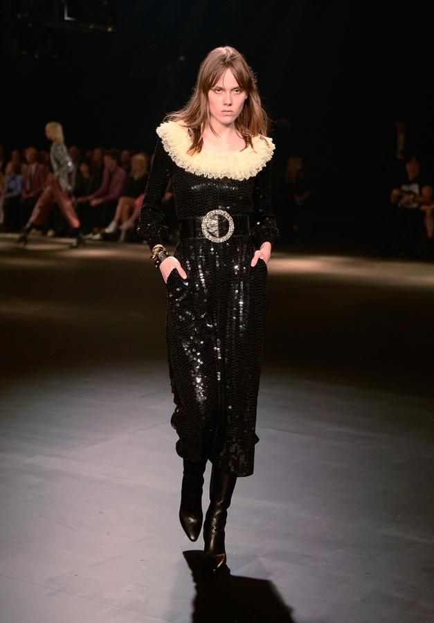 Saint Laurent Otoño-Invierno 2016/2017: cuellos isabelinos.
