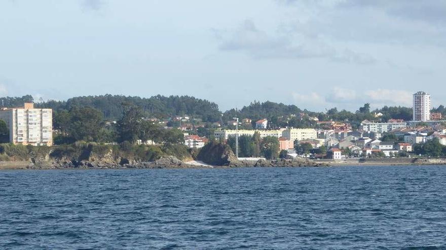 Torre de 8 plantas en la Atalaya, junto a la playa de Naval y al otro extremo la mole de 12 plantas de Coruxo.