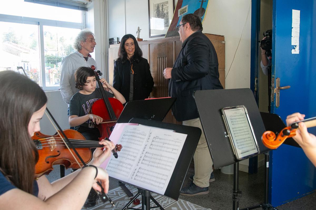 Yoya Neira e Fran Pérez, á dereita, no conservatorio de música de Noia.
