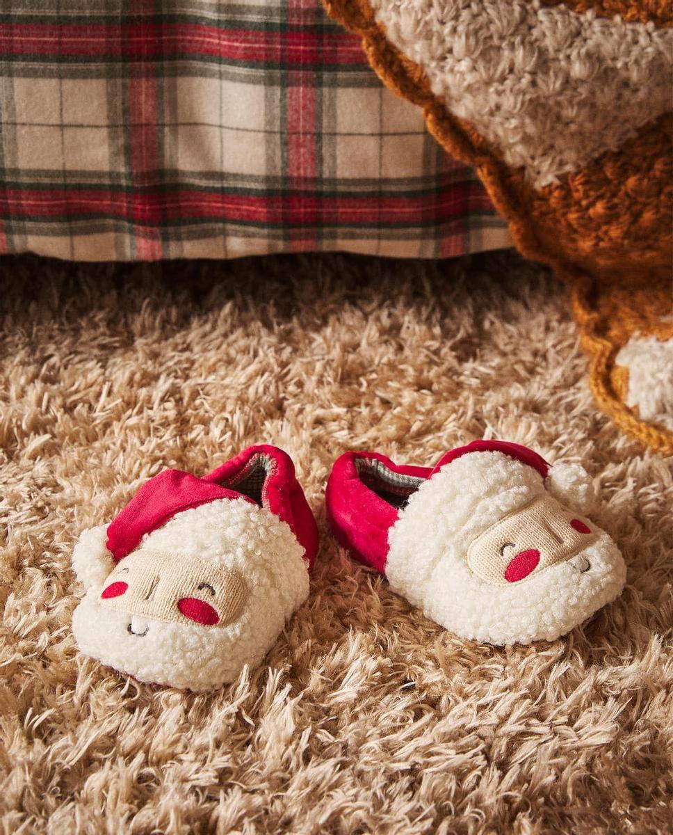 Zapatillas de Papá Noel de niño en Zara Home