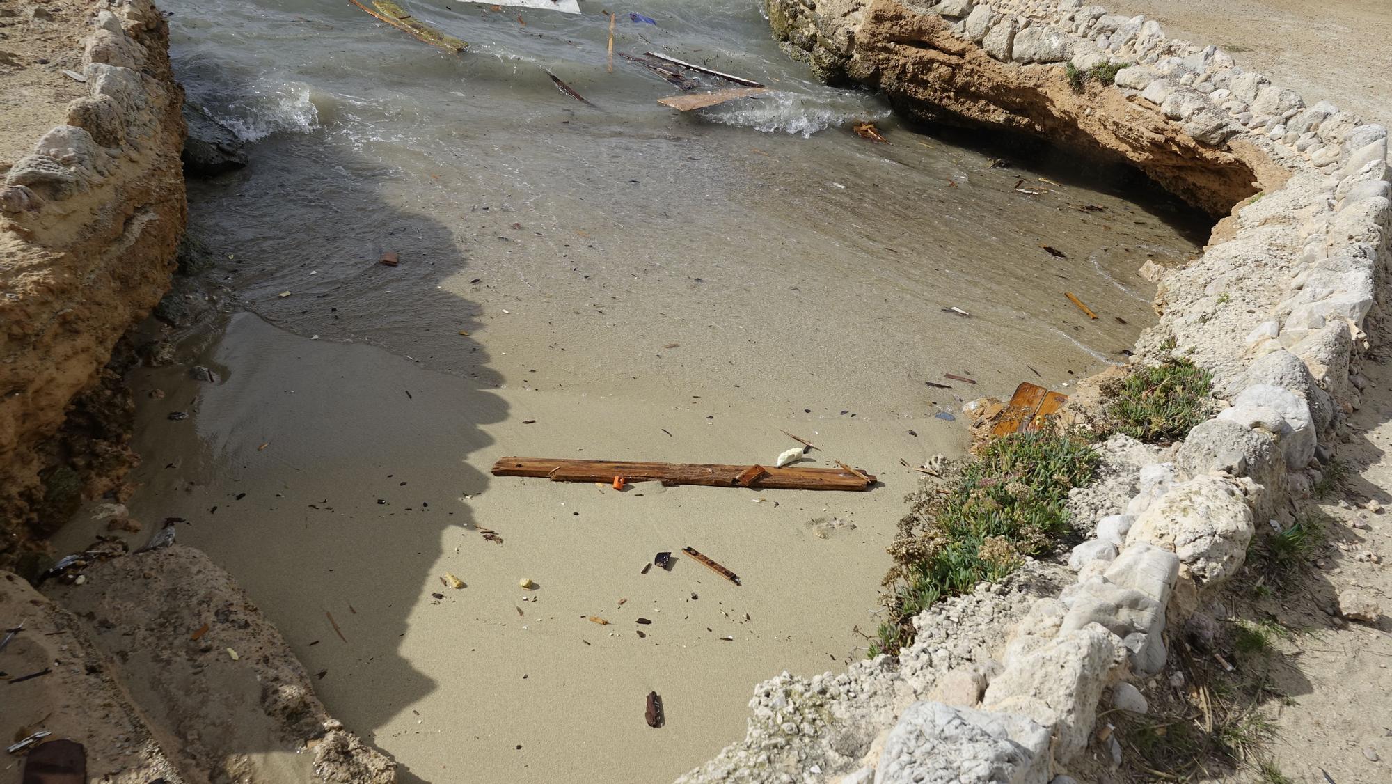 El oleaje destroza contra las rocas de Portals un barco varado