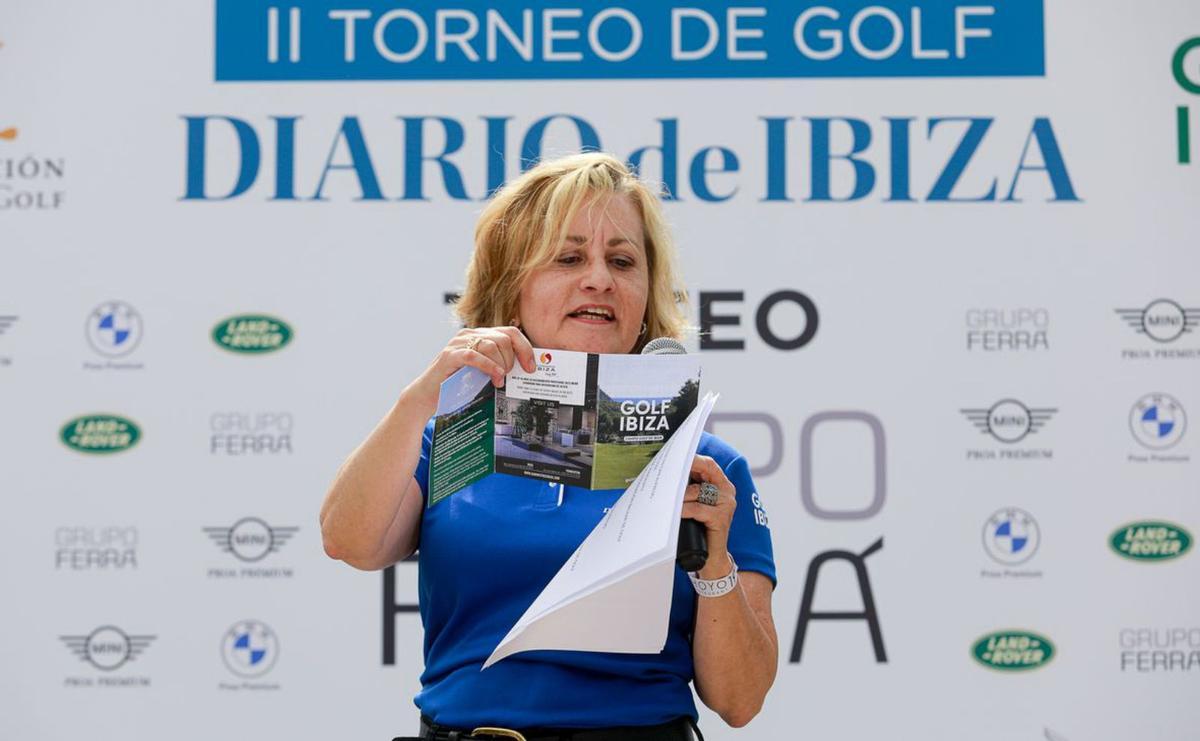 Susana Asenjo, responsable del Club Diario, presenta la rifa del II Torneo de Golf. | TONI ESCOBAR