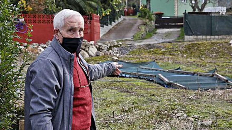 Antonio Vázquez señalando una fosa séptica en Fontaciera. | Marcos León