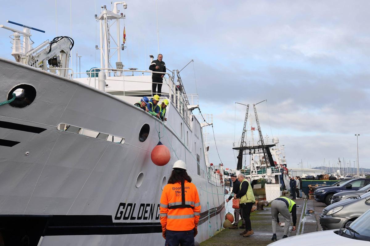 Un barco sale desde el muelle de Beiramar del Puerto de Vigo en enero hacia Malvinas.