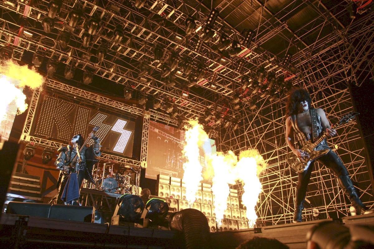 Kiss, con su logo característico detrás y su habitual pirotecnia en directo, durante un concierto en Caracas.