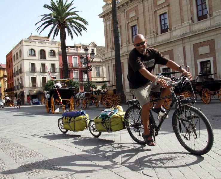 Omar Ruiz-Díaz recorre el mundo con su bicicleta