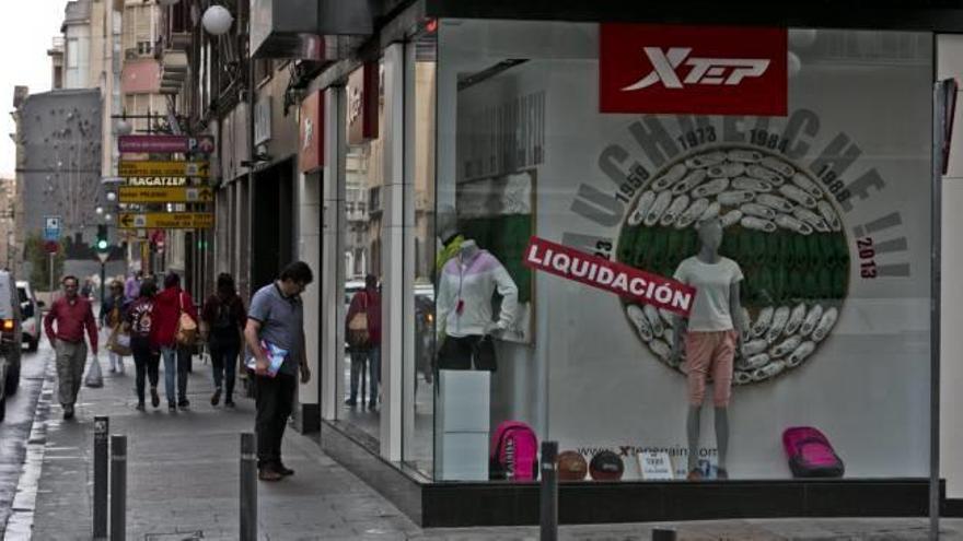 La tienda que Xtep tenía en el centro de Elche, durante su liquidación en el mes de abril.