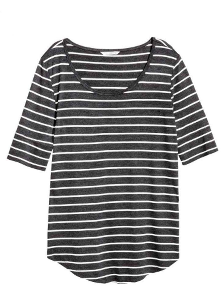 Camiseta de punto a rayas blancas y negras de H&amp;M. (Precio: 9,99 euros)
