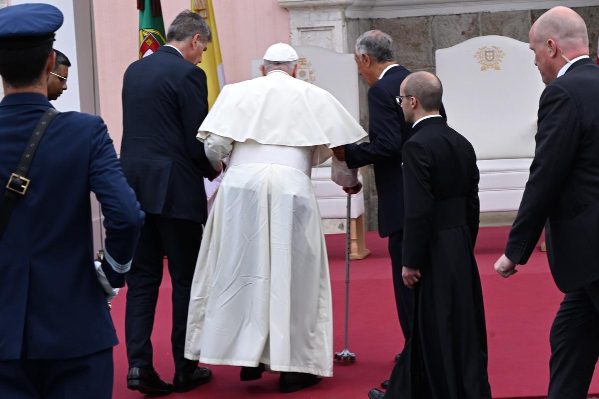 Lisbon (Portugal), 02/08/2023.- Pope Francis during a meeting with Portugal’s President Marcelo Rebelo de Sousa at the Belem Palace in Lisbon, Portugal, 02 August 2023. The Pontiff is in Portugal on the occasion of World Youth Day (WYD), one of the main events of the Church that gathers the Pope with youngsters from around the world, that takes place until 06 August. (Papa, Lisboa) EFE/EPA/MAURIZIO BRAMBATTI