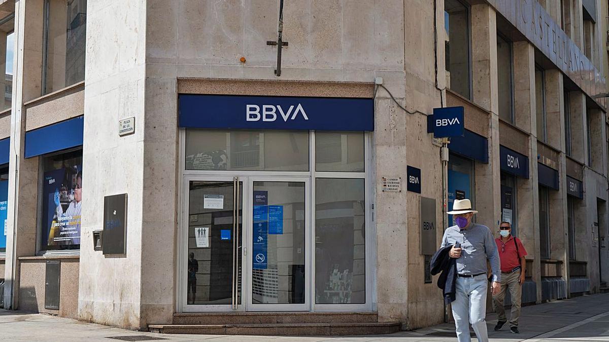 Oficina del BBVA situada en la confluencia de Santa Clara con plaza de la Constitución.