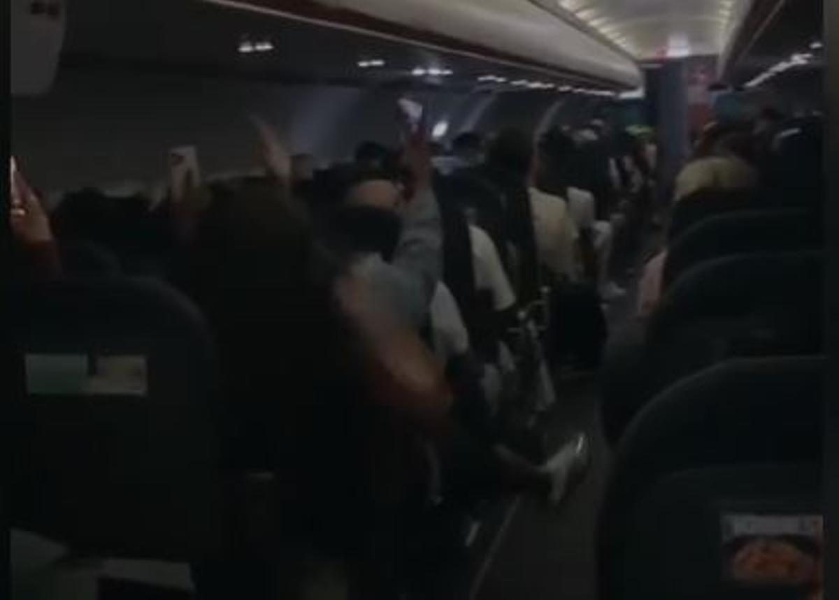 Vuelo de pesadilla a Ibiza en un avión lleno de turistas borrachos: 