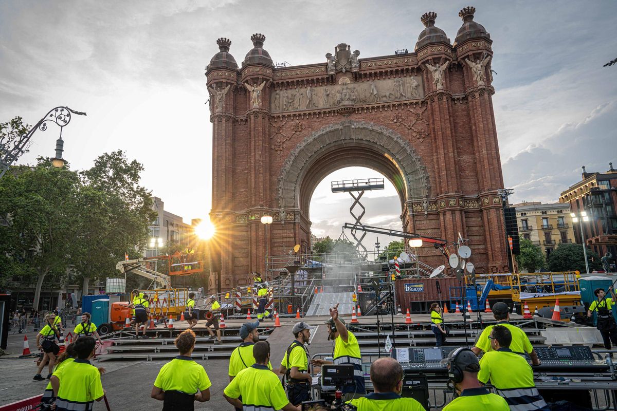 Marc Salicrú desata un espectáculo caótico con más de 300 personas en el Arc de Triomf