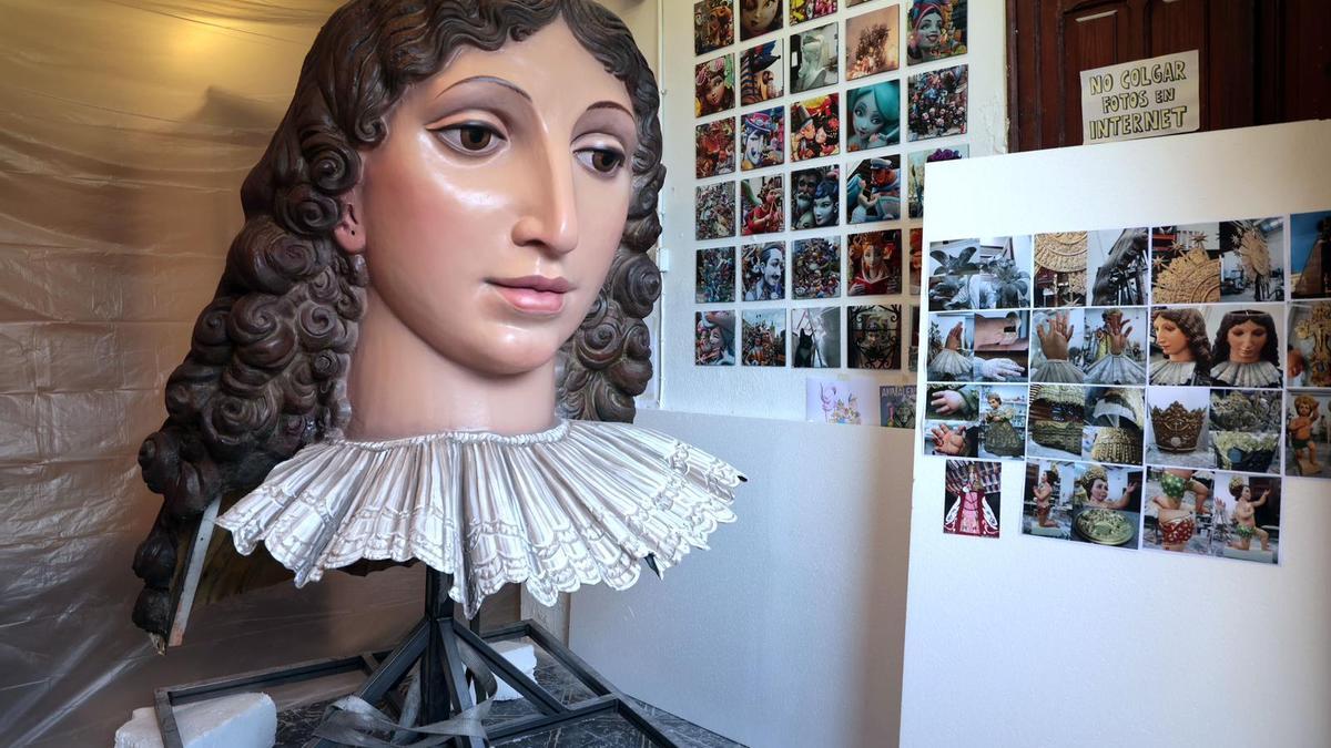 La alcaldesa ha visita el taller de Ceballos y Salabria donde se ha restaurado la imagen de la Virgen