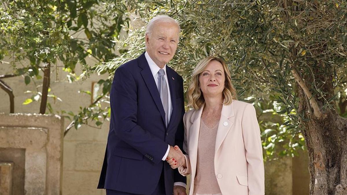 La primera ministra de Italia, Giorgia Meloni, junto a Joe Biden, presidente de EE UU, en la cumbre del Grupo de los Siete.