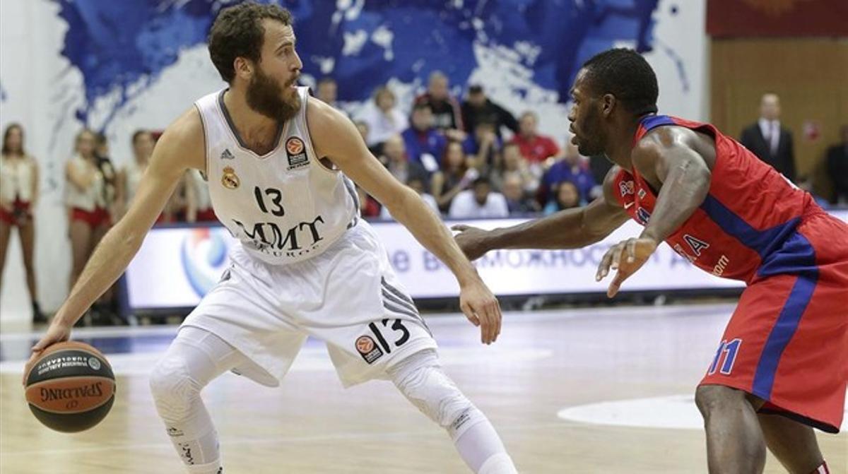 El base del Reial Madrid Sergio Rodríguez controla una pilota davant el jugador del CSKA Moscou Jeremy Pargo. El base del Reial Madrid Sergio Rodríguez controla una pilota davant el jugador del CSKA Moscou Jeremy Pargo.