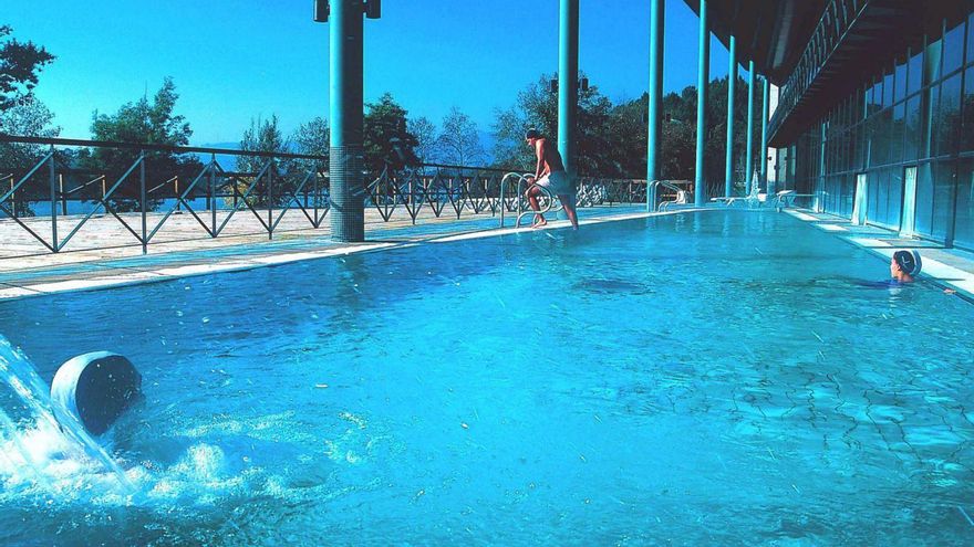 Piscina exterior del balneario de Laias. | Iñaki Osorio