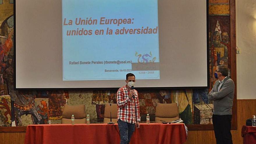 El coordinador presenta al responsable de la charla en Beanvente. | E. P.