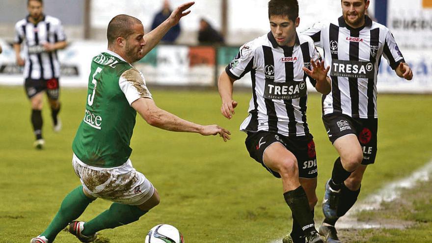 David González se lleva un balón ante un defensa del Ferrol en presencia de su compañero Álex.