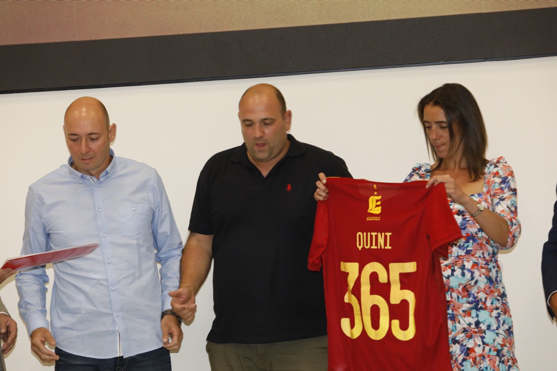 En imágenes: Así fue el homenaje a los futbolistas asturianos que han vestido la roja