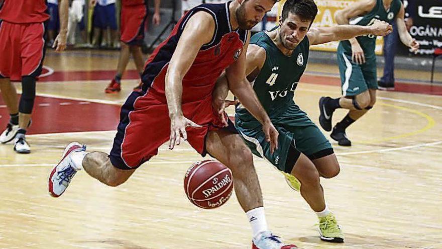 Un partido entre el Seis do Nadal y el VGO Basket. // Ricardo Grobas