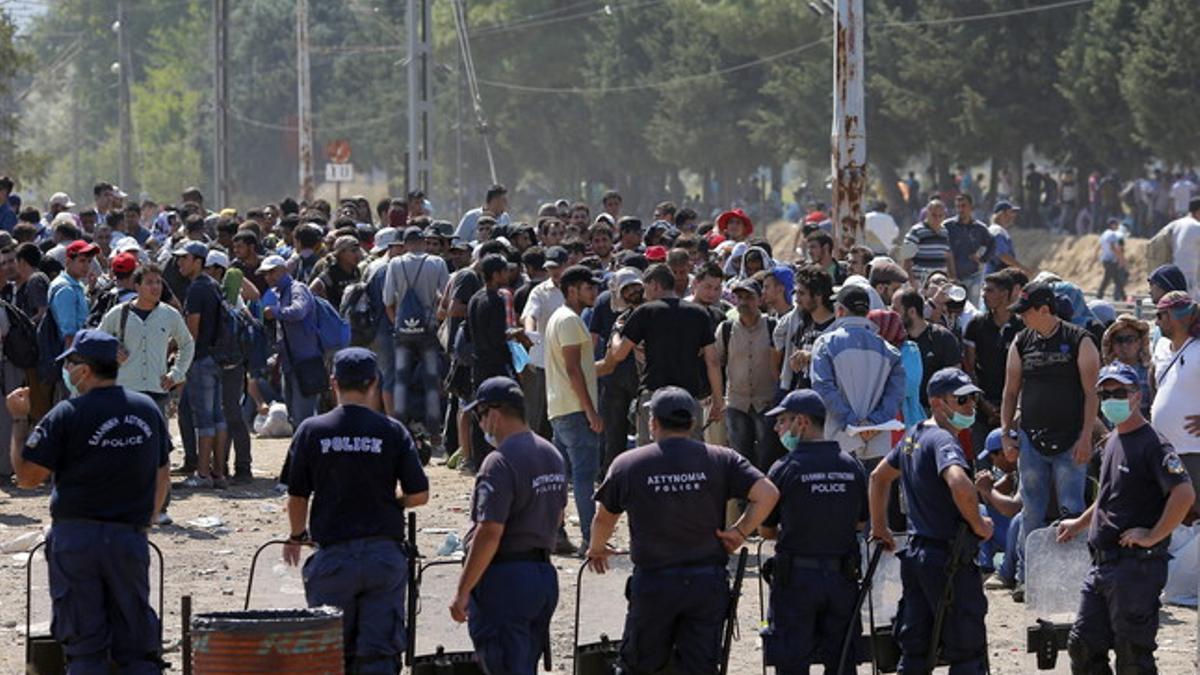 Cientos de refugiados esperan poder cruzar la frontera de Macedonia a Grecia, este jueves.