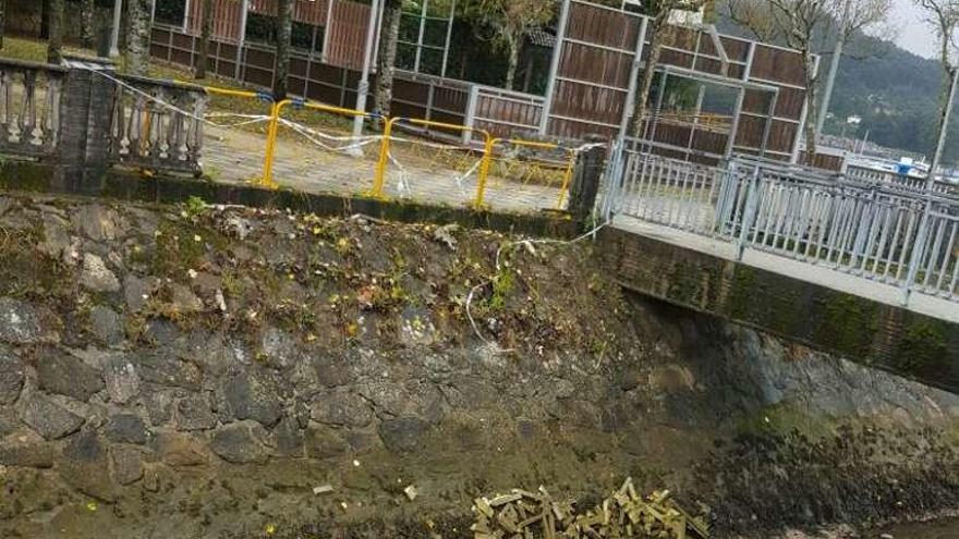 Barandilla rota en la alameda de Aldán. // Santos Álvarez