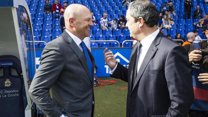 Pepe Mel y Tino Fernández en el estadio de Riazor.