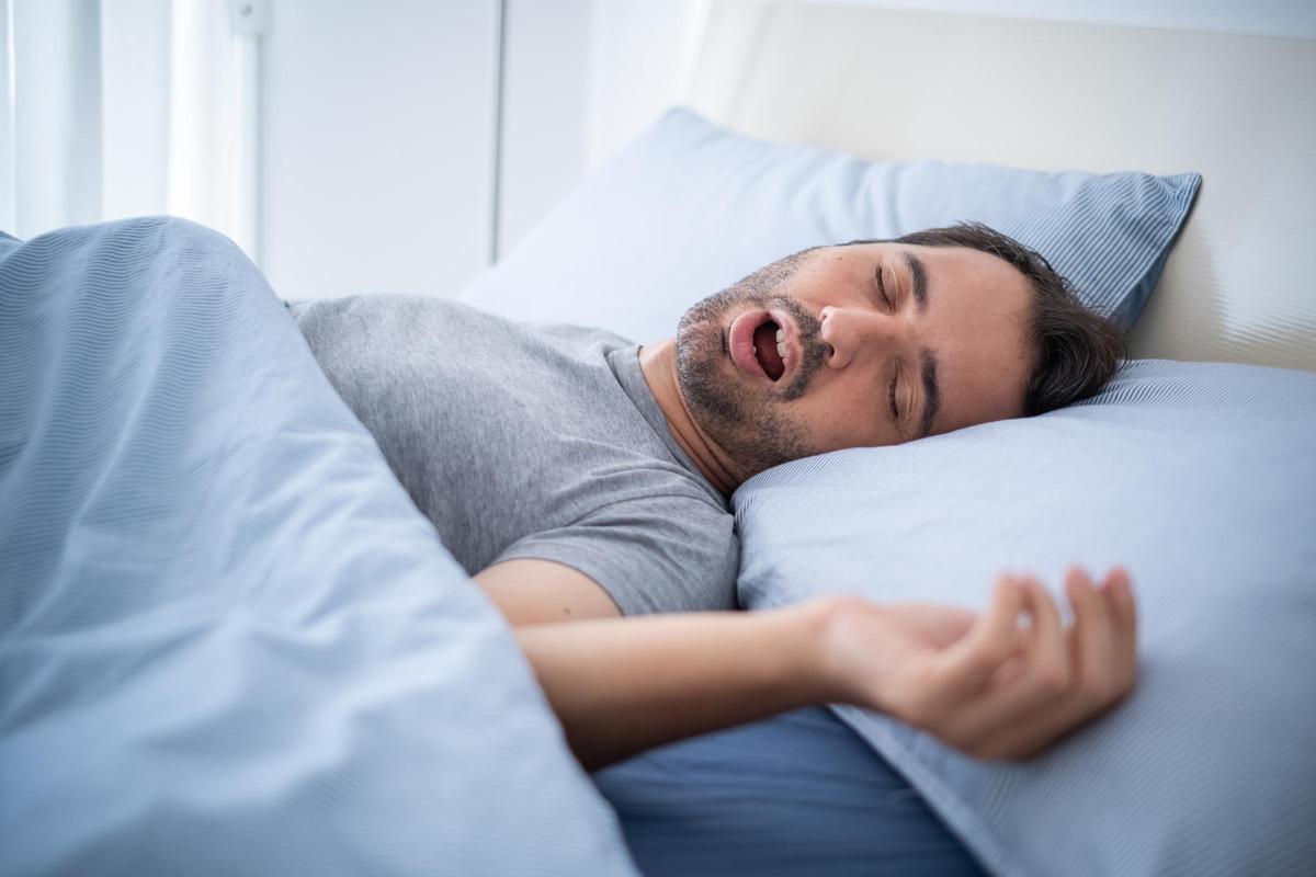 Un joven durmiendo.