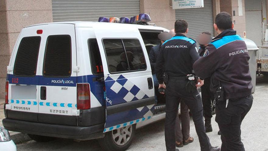 Agentes de la Policía Local de Ourense durante una intervención. // I. Osorio