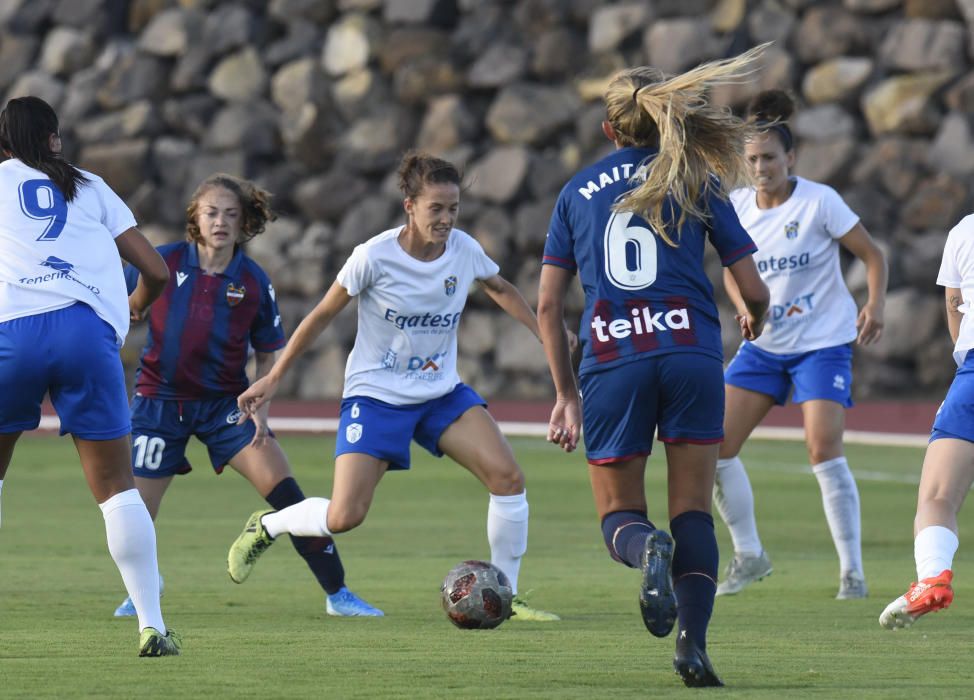 Partido del torneo Egalité de fútbol femenino