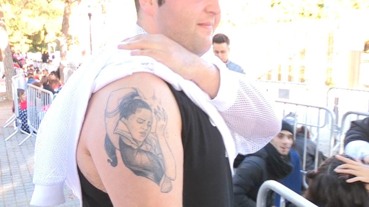 Los fans de Rosalía, listos para el segundo concierto de la artista en Barcelona. En la foto, un admirador con un tatuaje de Rosalía en el brazo.
