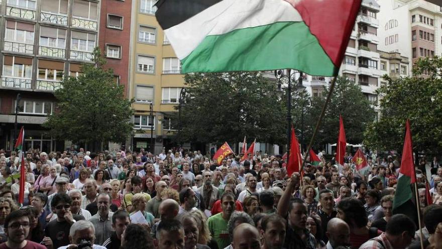 Manifestantes delante del teatro Jovellanos antes de la actuación del grupo israelí.