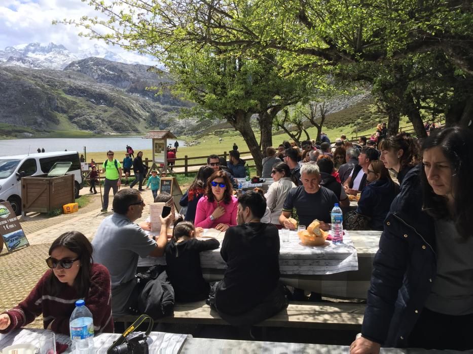 Turistas en los Lagos de Covadonga en el puente de mayo